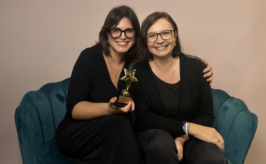 Nos deux fondatrices Laure Malergue et Marie Gaestel tenant le dernier award DOOH reçu par Displayce